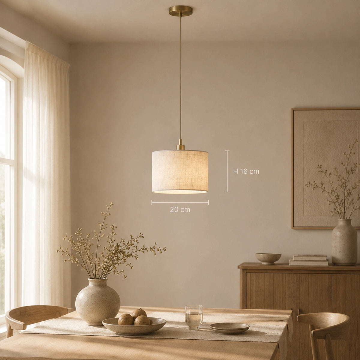 Abat-jour en lin naturel cylindrique pour suspension avec dimensions indiquées : 20 cm de diamètre et 16 cm de hauteur, ambiance salle à manger