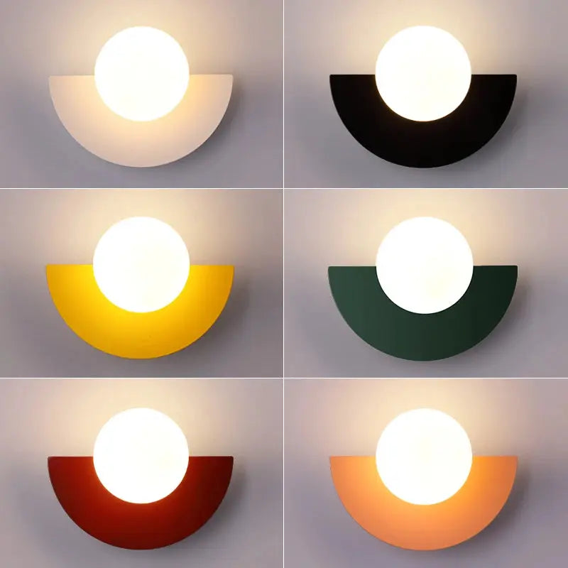 Abat-jour mural en demi-lune avec boule en verre dépoli disponible en 6 coloris : blanc, noir, jaune, vert, rouge et rose