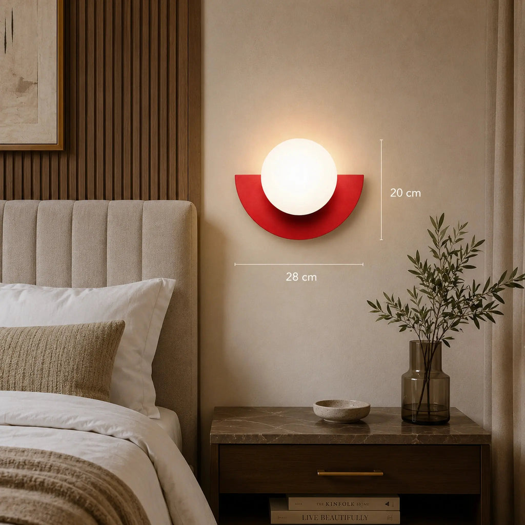 Abat-jour mural en demi-lune avec indication des dimensions : 28 cm de largeur et 20 cm de hauteur, posé dans une chambre