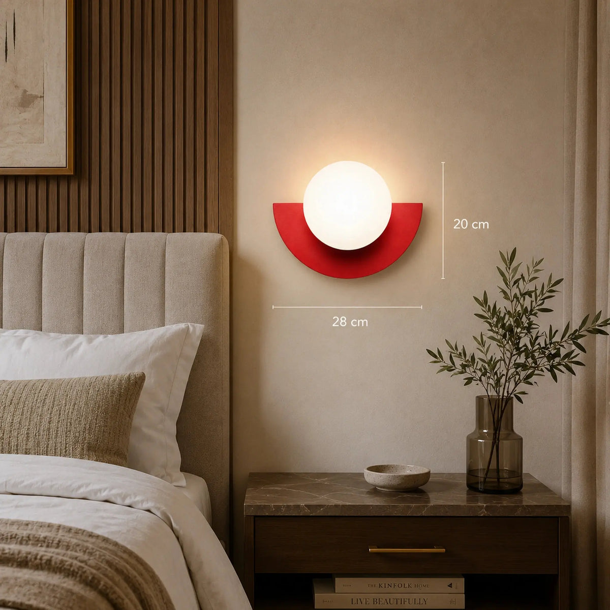 Abat-jour mural en demi-lune avec indication des dimensions : 28 cm de largeur et 20 cm de hauteur, posé dans une chambre