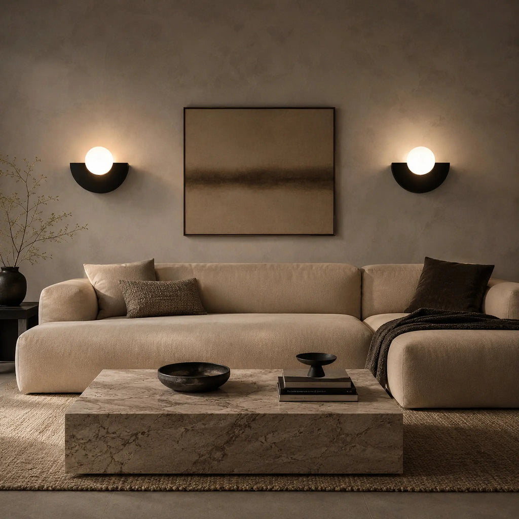 Deux abat-jour muraux noirs en demi-lune avec boule en verre dépoli de part et d'autre d'un tableau dans un salon sombre et élégant