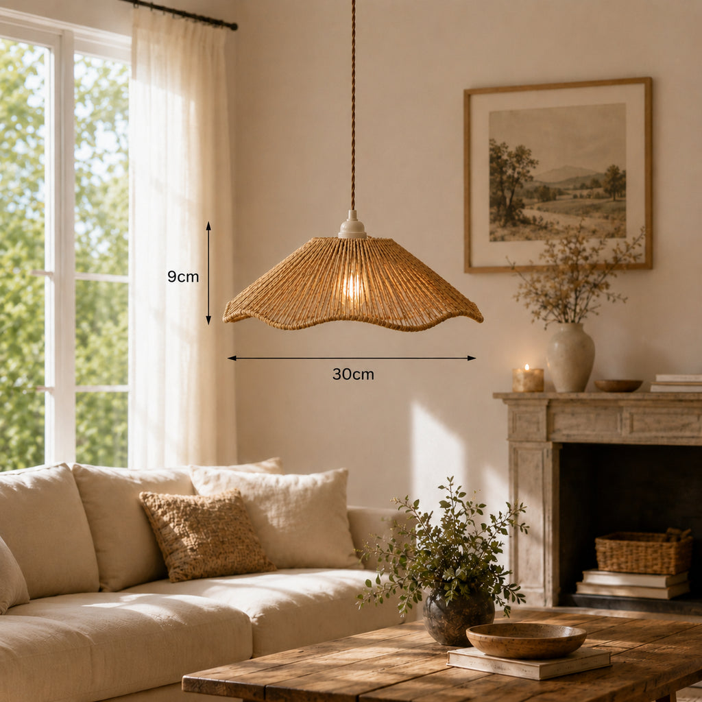 Abat-jour suspendu en rotin naturel 30 x 9 cm dans un salon chaleureux et lumineux