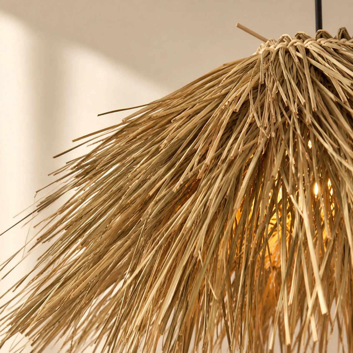 Gros plan sur la texture et la qualité artisanale de l'abat-jour en rotin naturel, fibres tressées à la main