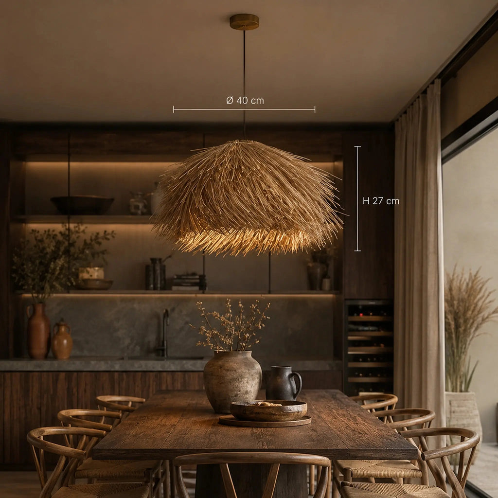 Abat-jour en rotin naturel pour suspension avec dimensions indiquées : 40 cm de diamètre et 27 cm de hauteur, au-dessus d'une table à manger