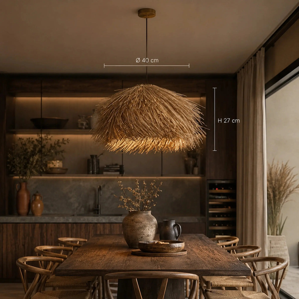 Abat-jour en rotin naturel pour suspension avec dimensions indiquées : 40 cm de diamètre et 27 cm de hauteur, au-dessus d'une table à manger