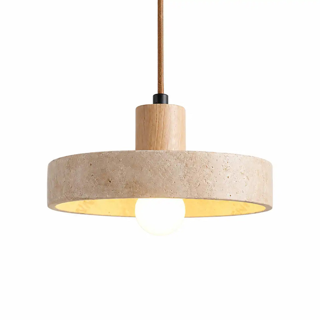 Abat-jour en travertin naturel forme disque plat pour suspension, douille en bois clair et câble torsadé, vue de face sur fond blanc