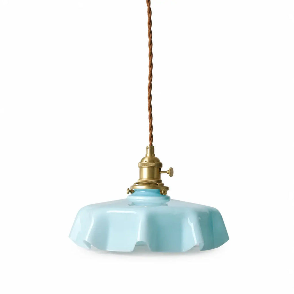 Abat-jour en verre opalin bleu pastel forme fleur pour suspension, monture laiton doré et câble torsadé marron, style vintage