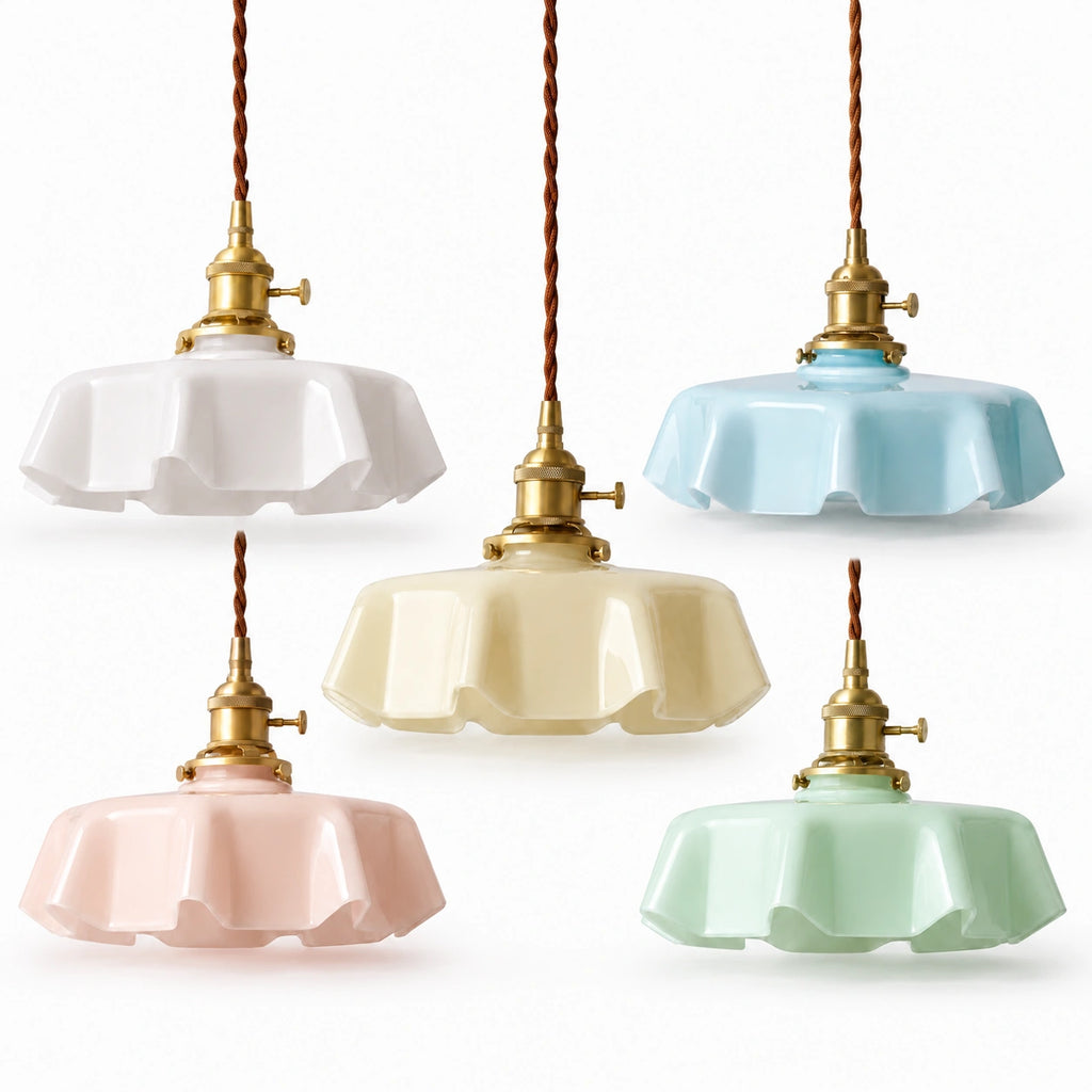 Collection d'abat-jour en verre opalin forme fleur disponibles en 5 coloris pastel : blanc, bleu, jaune ivoire, rose et vert menthe, montures laiton