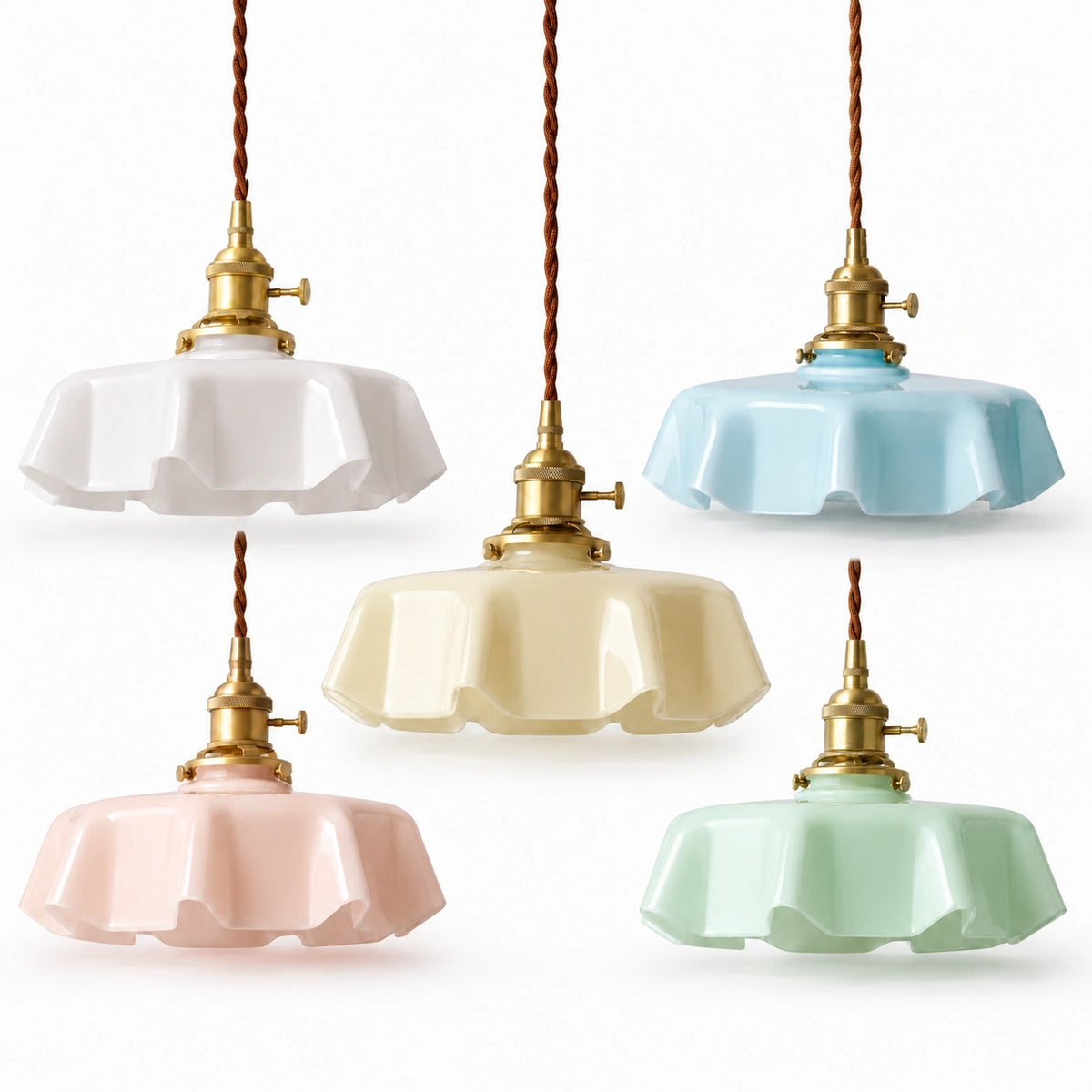 Collection d'abat-jour en verre opalin forme fleur disponibles en 5 coloris pastel : blanc, bleu, jaune ivoire, rose et vert menthe, montures laiton