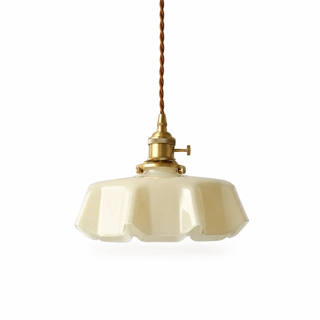Abat-jour en verre opalin jaune ivoire forme fleur pour suspension, monture laiton doré et câble torsadé, style rétro élégant