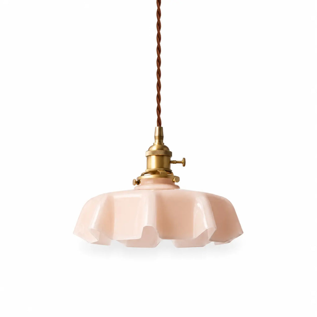 Abat-jour en verre opalin rose poudré forme fleur pour suspension, monture laiton doré et câble torsadé marron, style vintage romantique