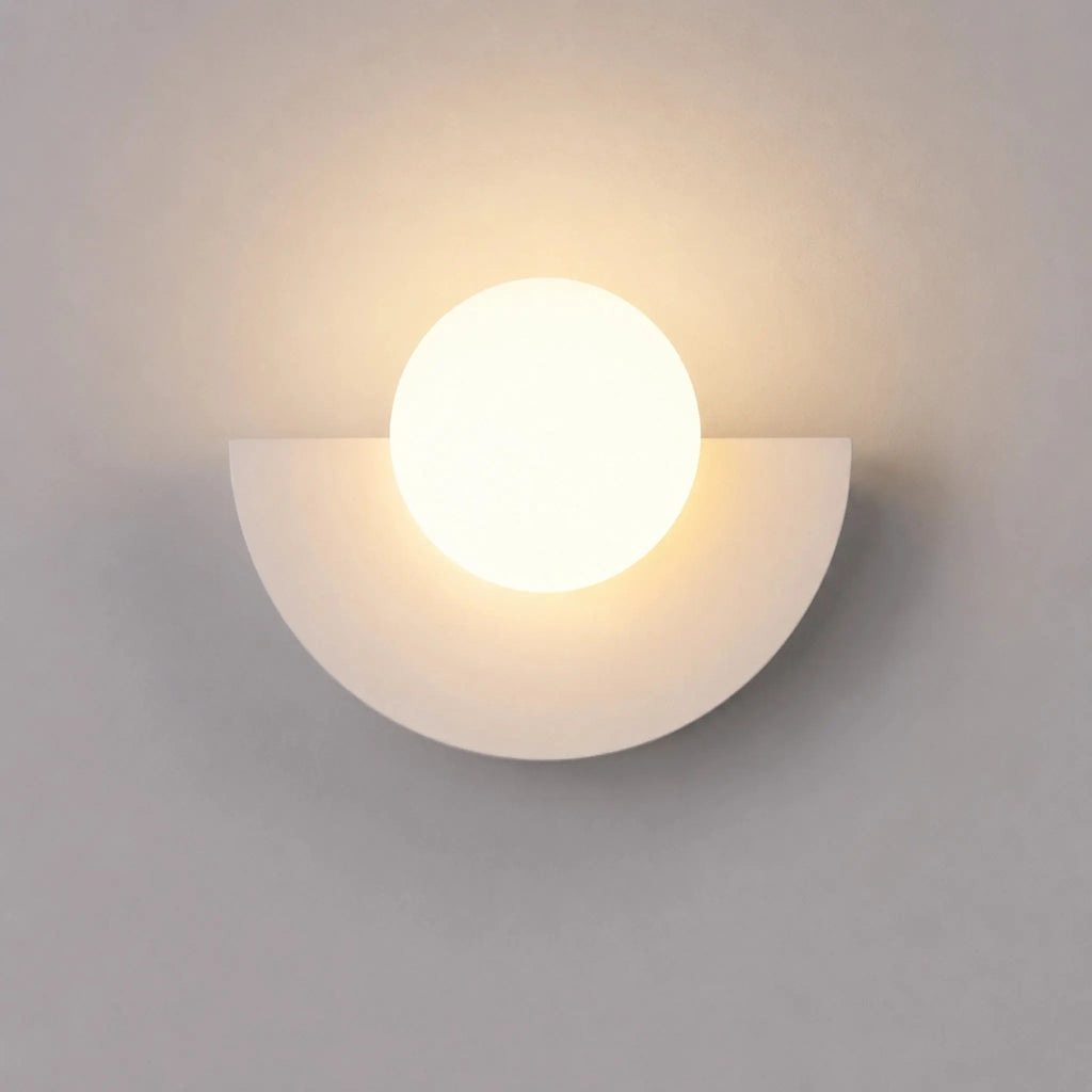 Abat-jour mural blanc en demi-lune avec boule en verre dépoli, vue de face sur fond neutre