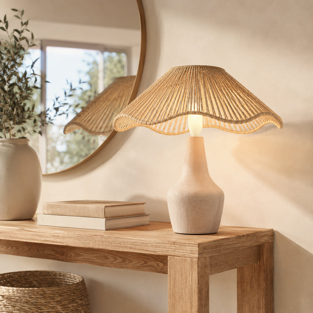 Lampe de table avec abat-jour en rotin naturel posée sur une console en bois dans un intérieur chaleureux